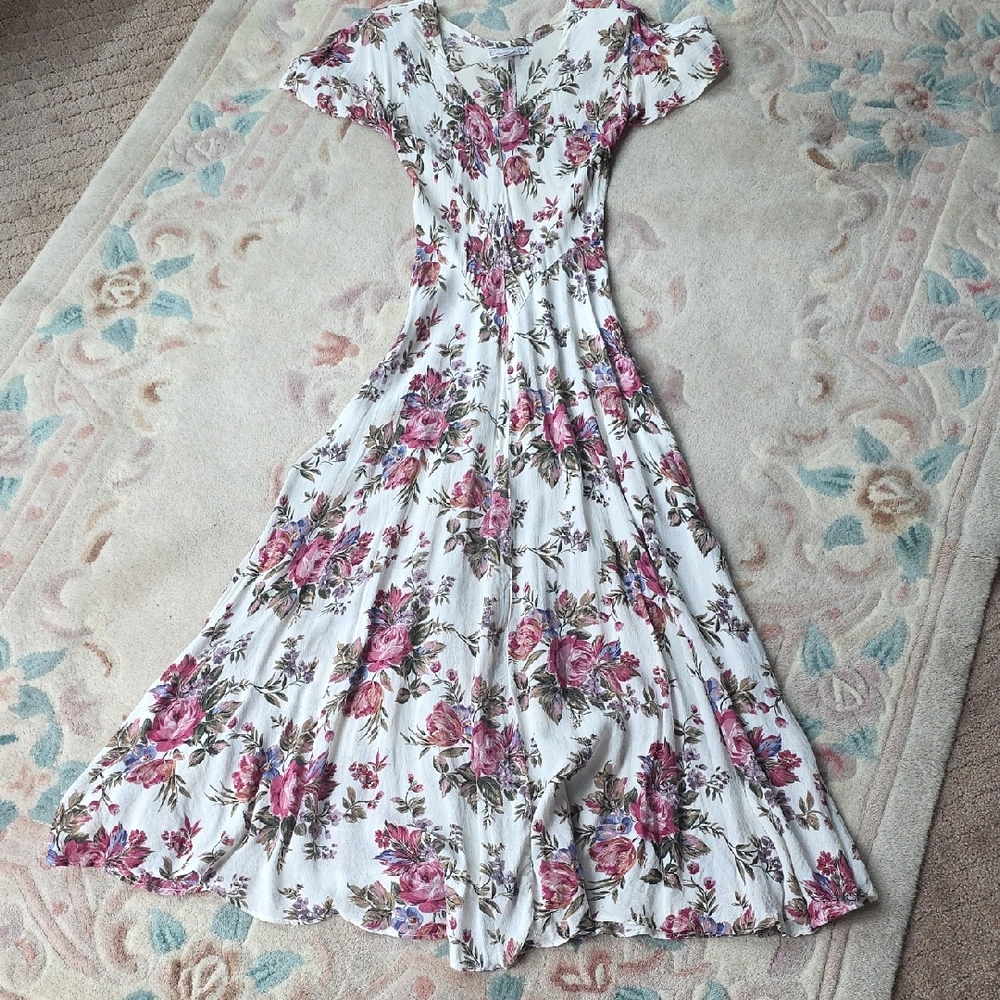 Chic Floral Maxi Dress in White and Pink